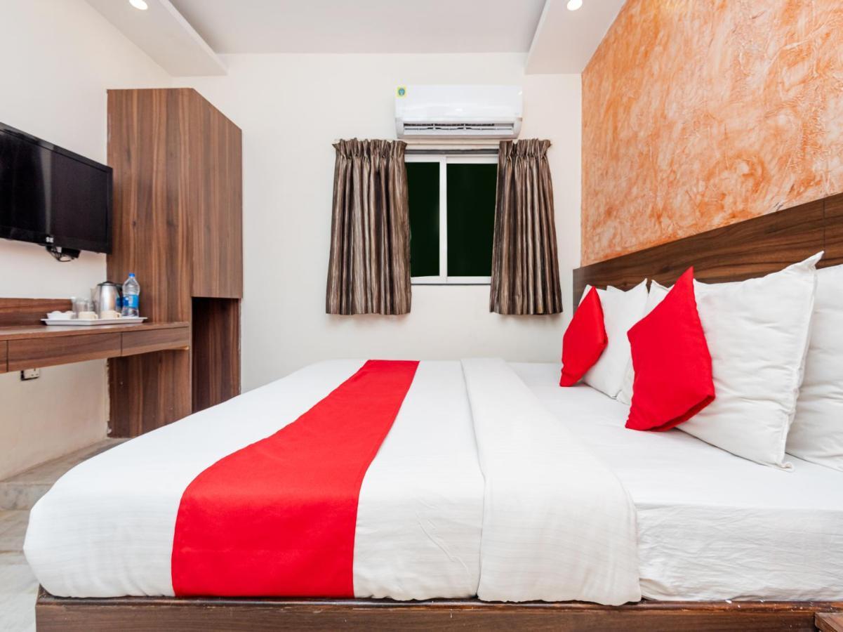 Hotel Balwas Surat Bagian luar foto