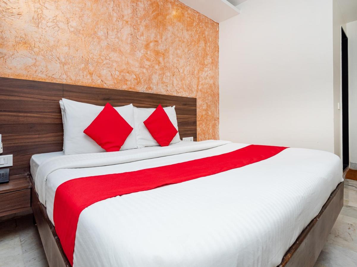 Hotel Balwas Surat Bagian luar foto