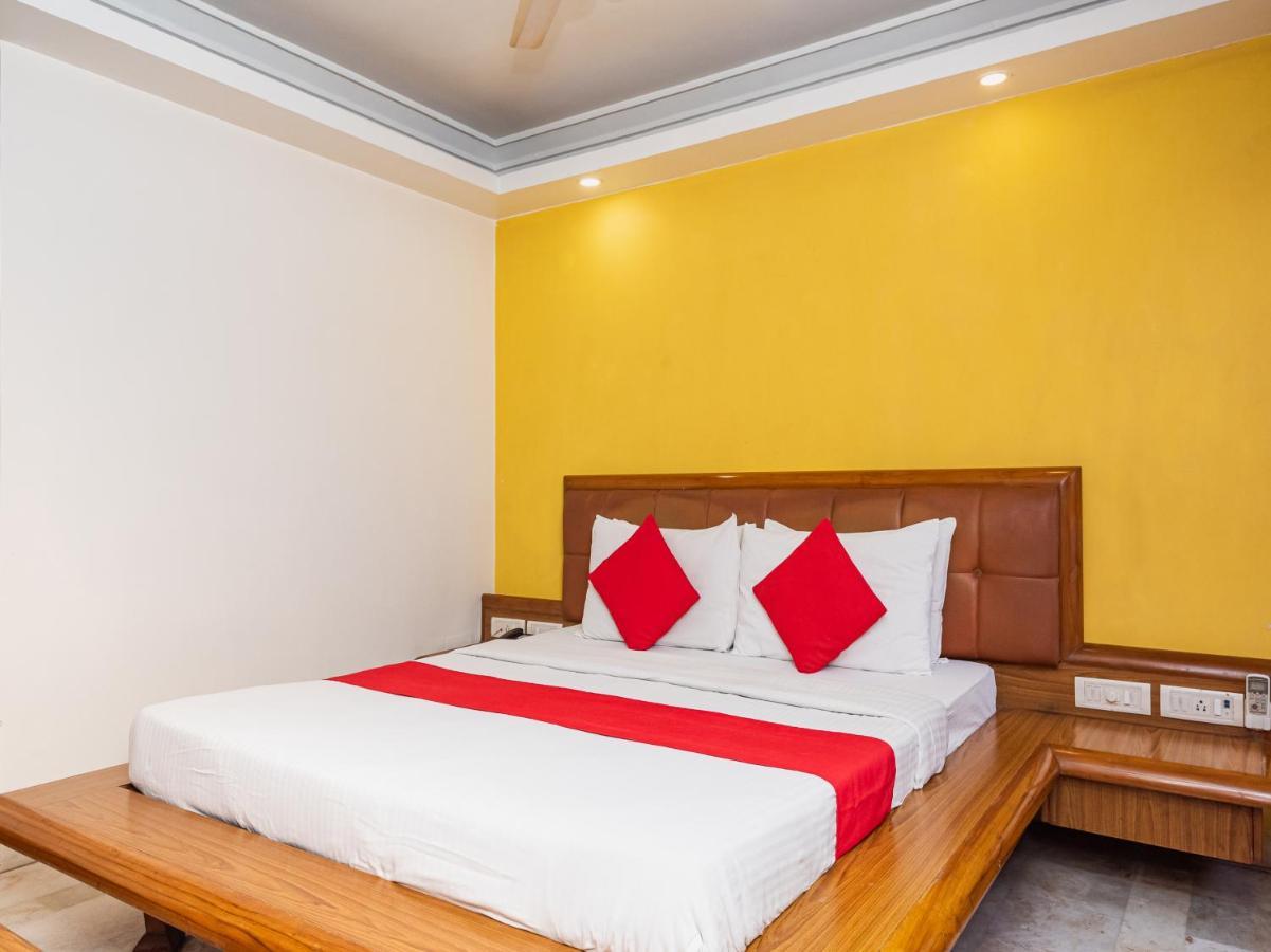 Hotel Balwas Surat Bagian luar foto