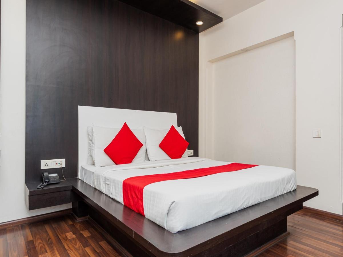 Hotel Balwas Surat Bagian luar foto