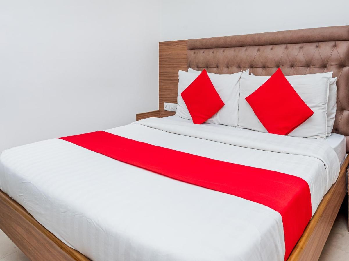 Hotel Balwas Surat Bagian luar foto