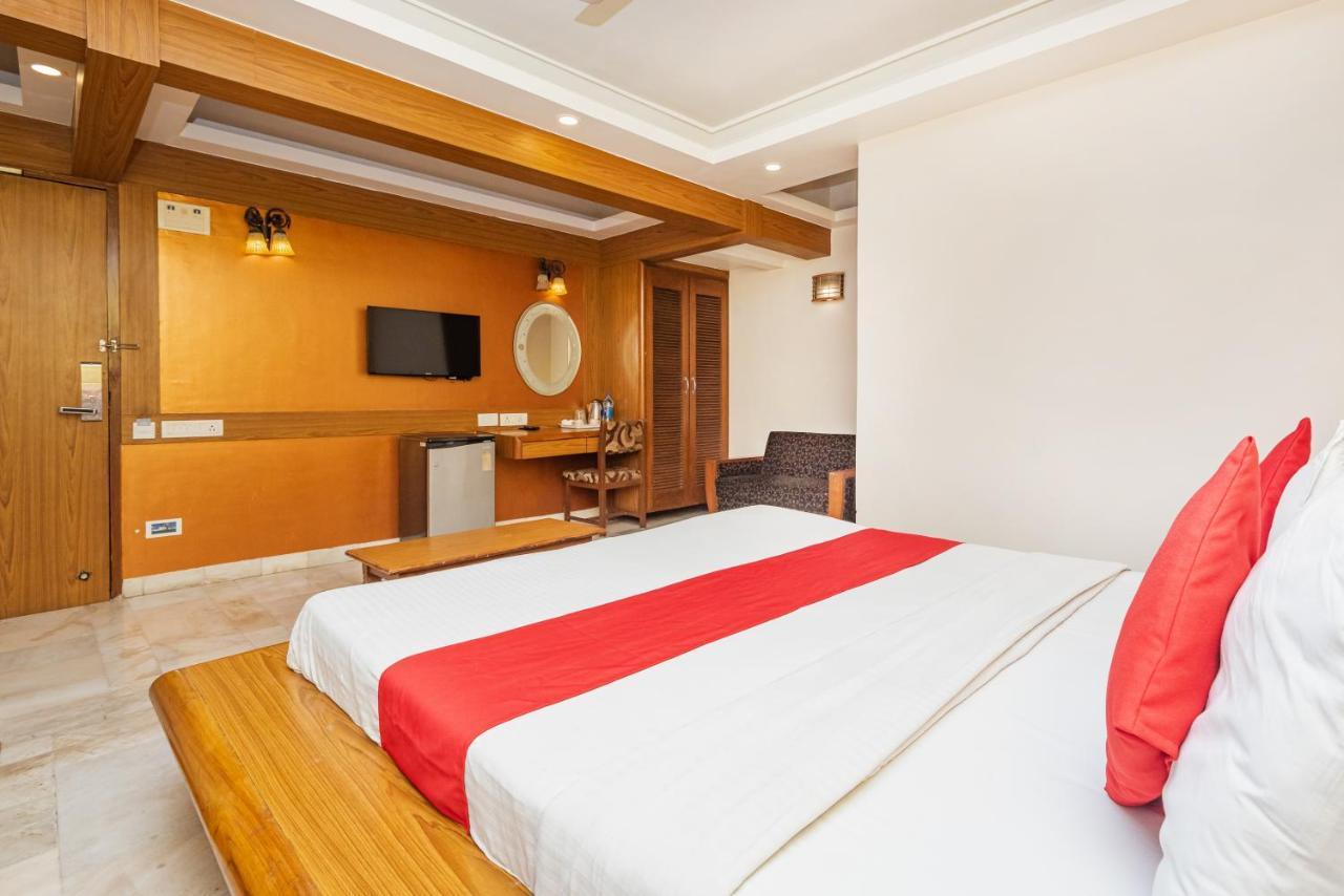 Hotel Balwas Surat Bagian luar foto