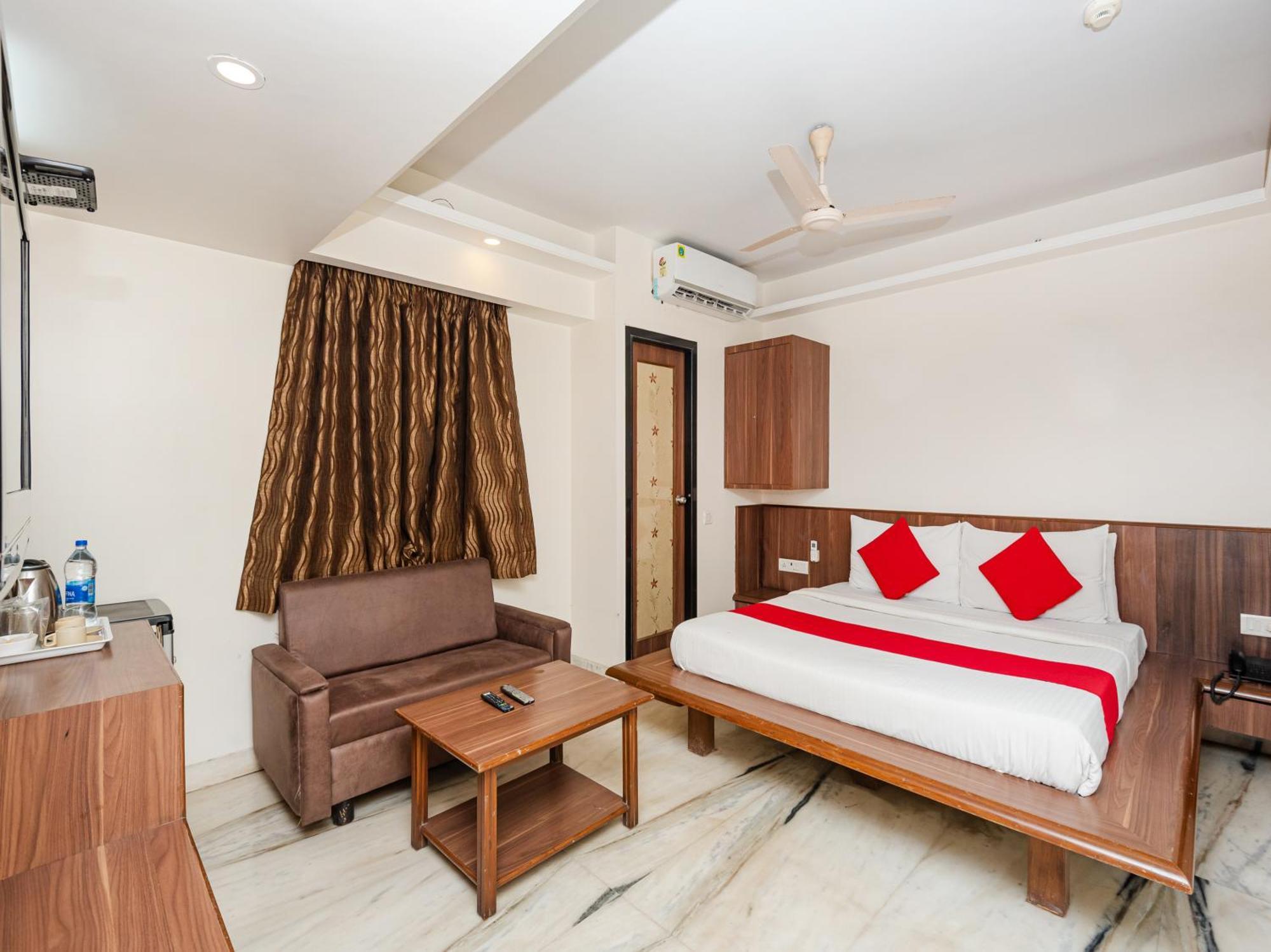 Hotel Balwas Surat Bagian luar foto