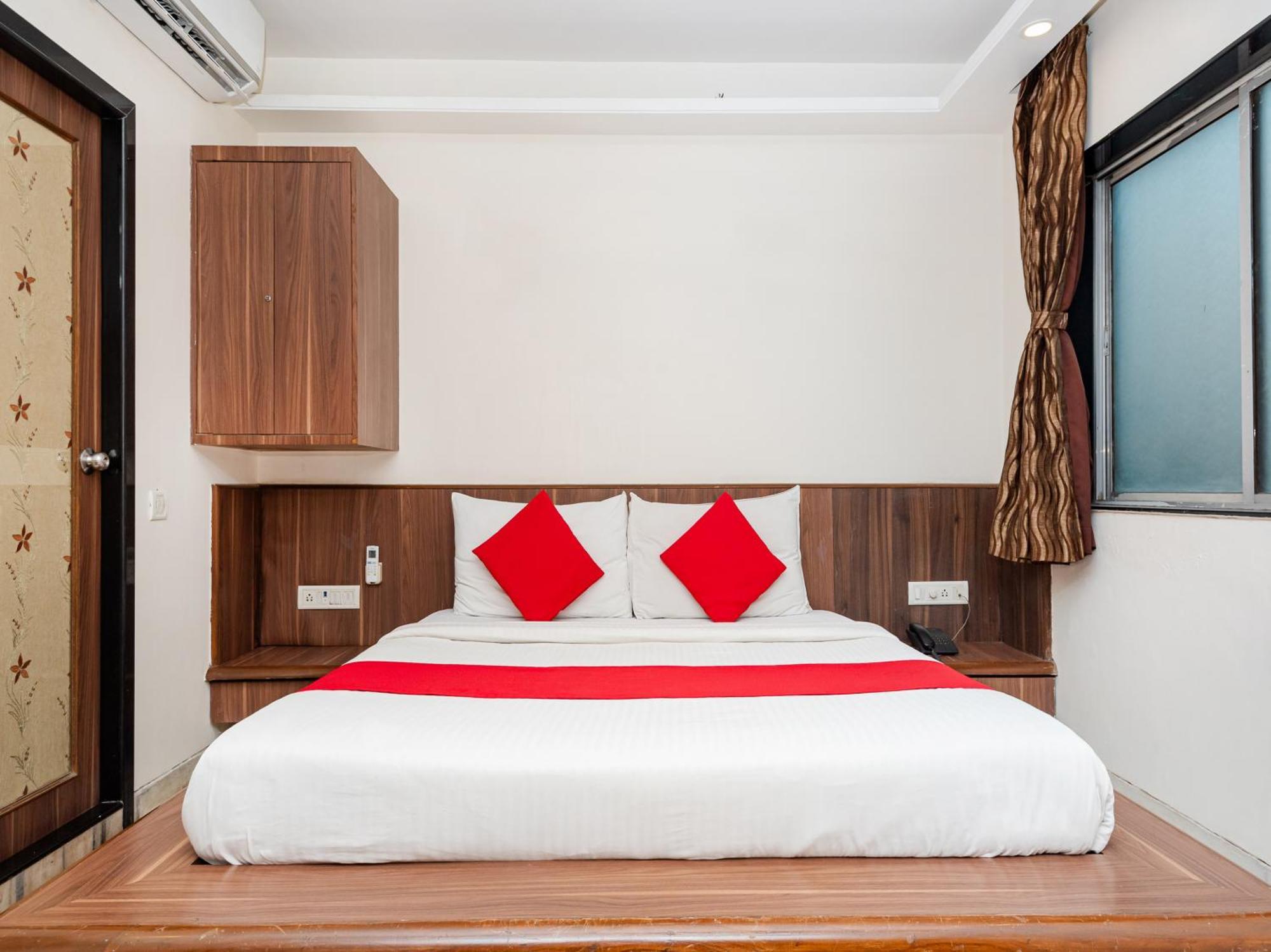Hotel Balwas Surat Bagian luar foto