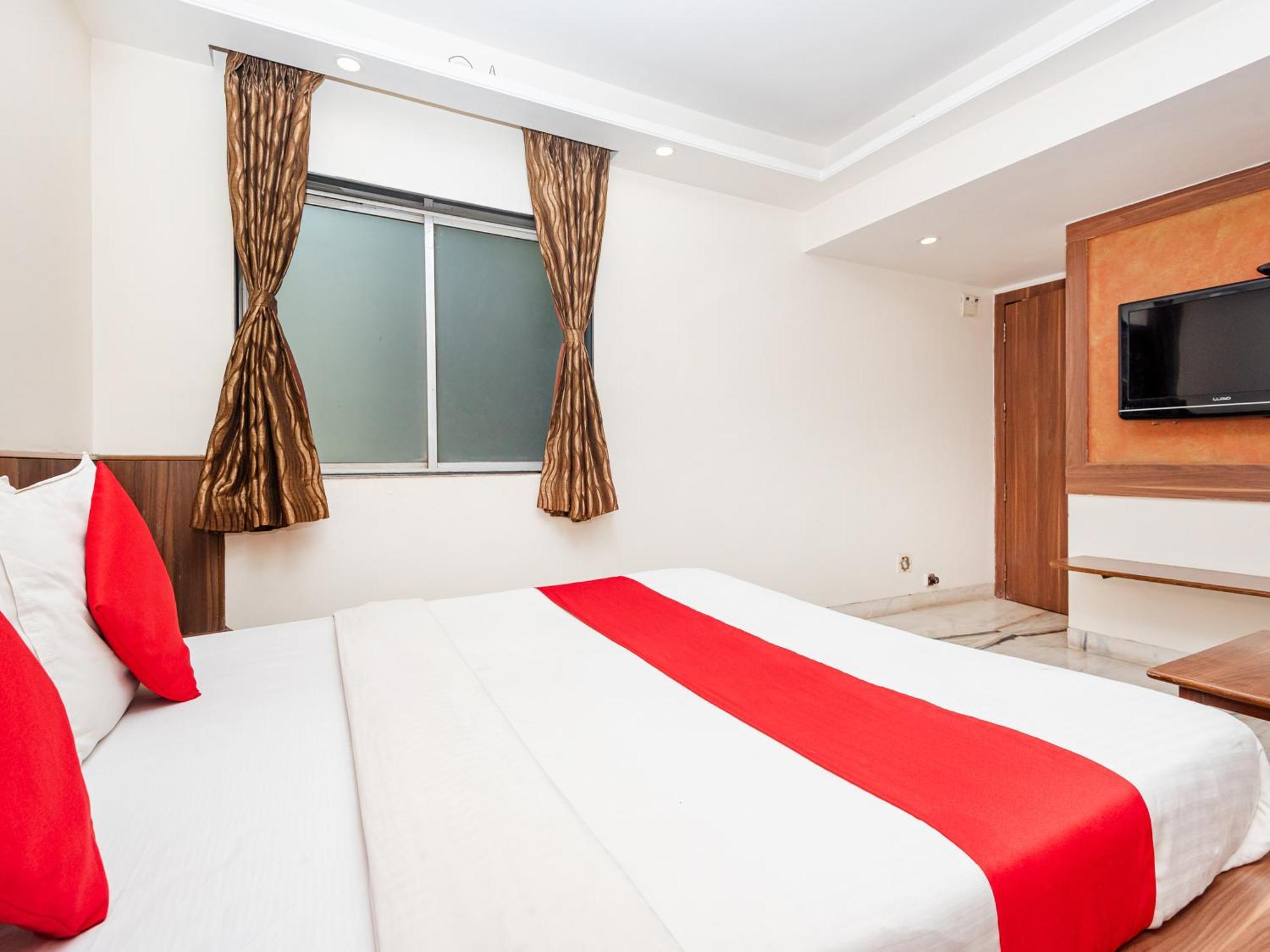 Hotel Balwas Surat Bagian luar foto