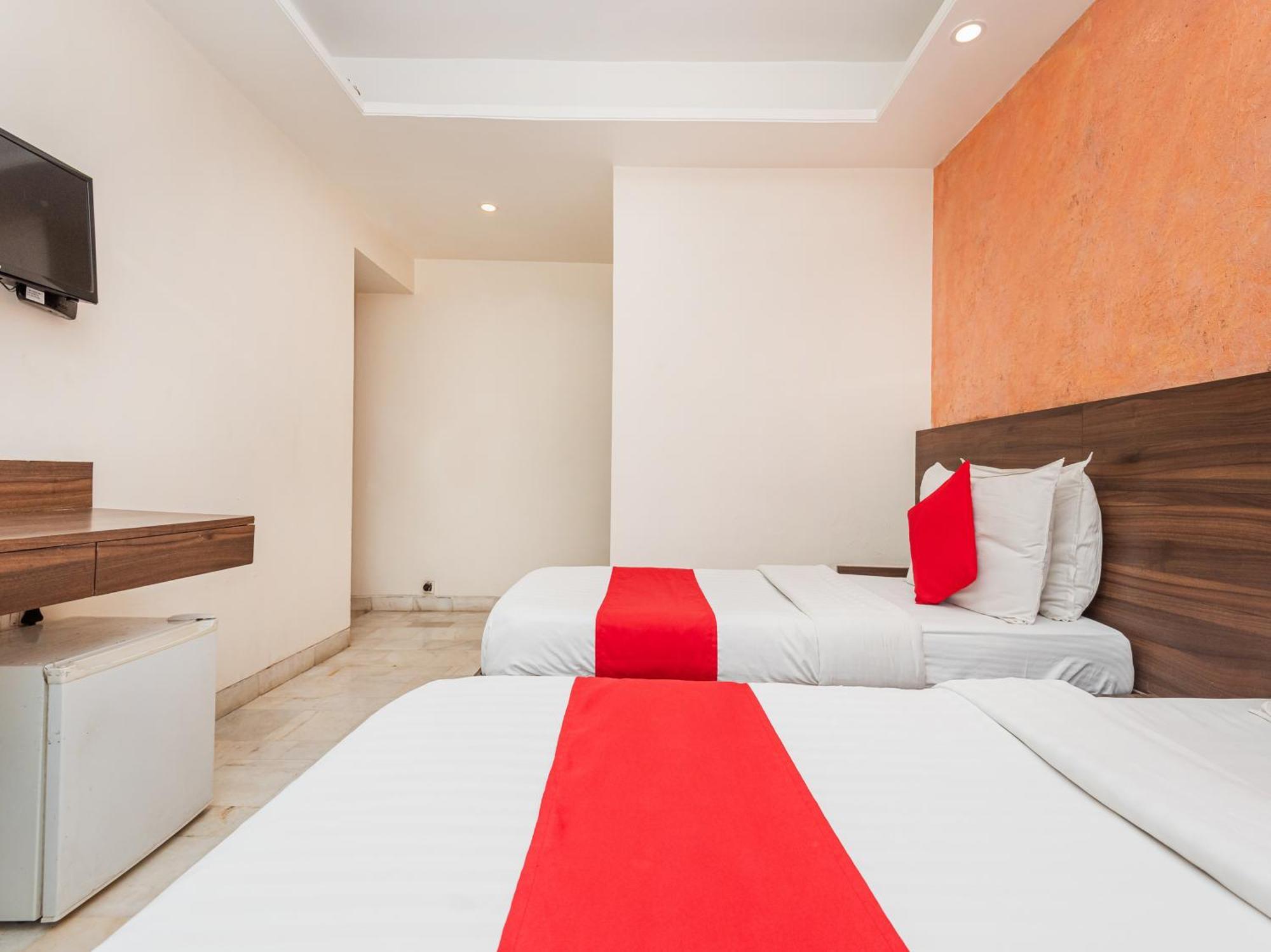 Hotel Balwas Surat Bagian luar foto