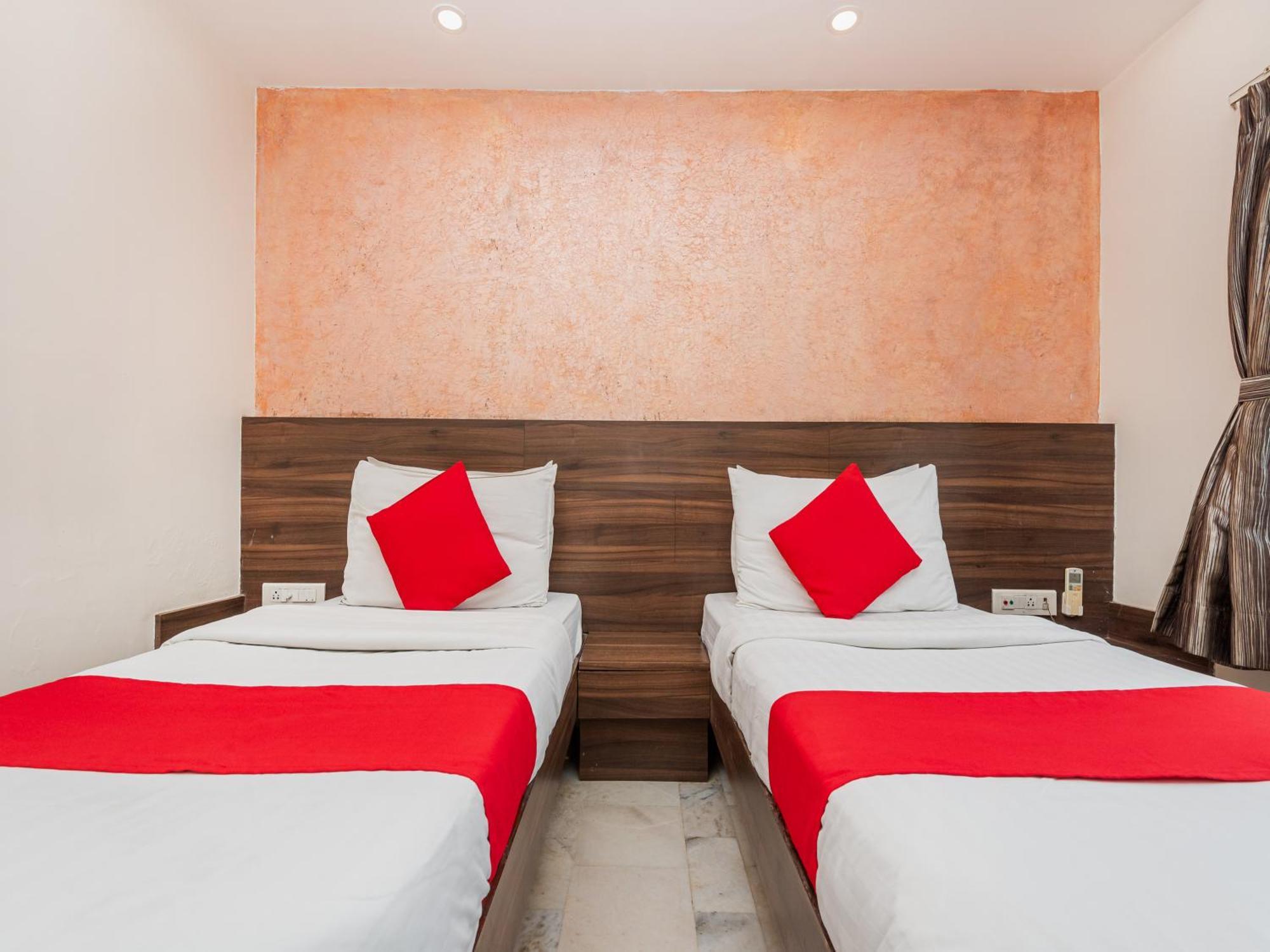 Hotel Balwas Surat Bagian luar foto