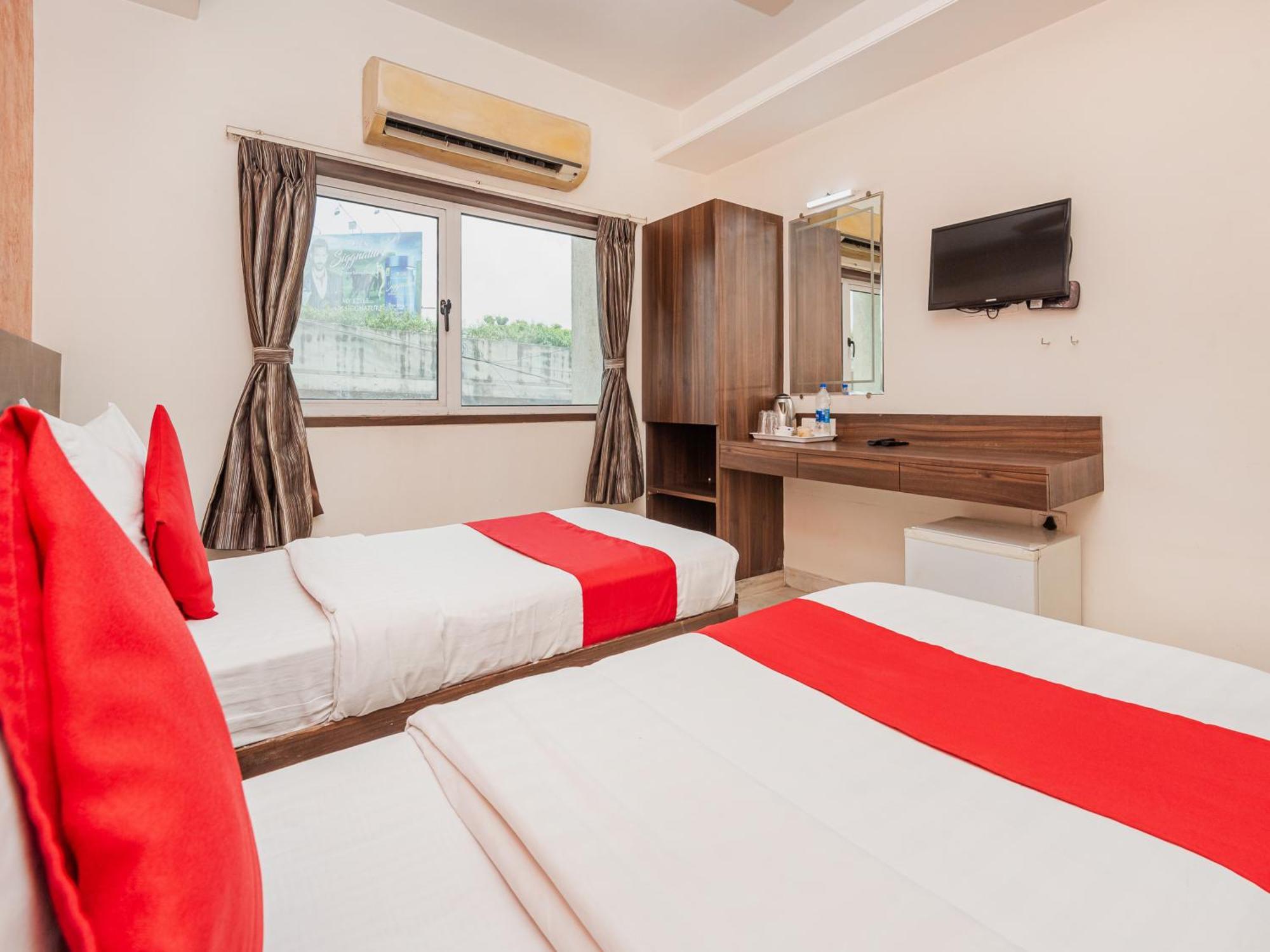 Hotel Balwas Surat Bagian luar foto