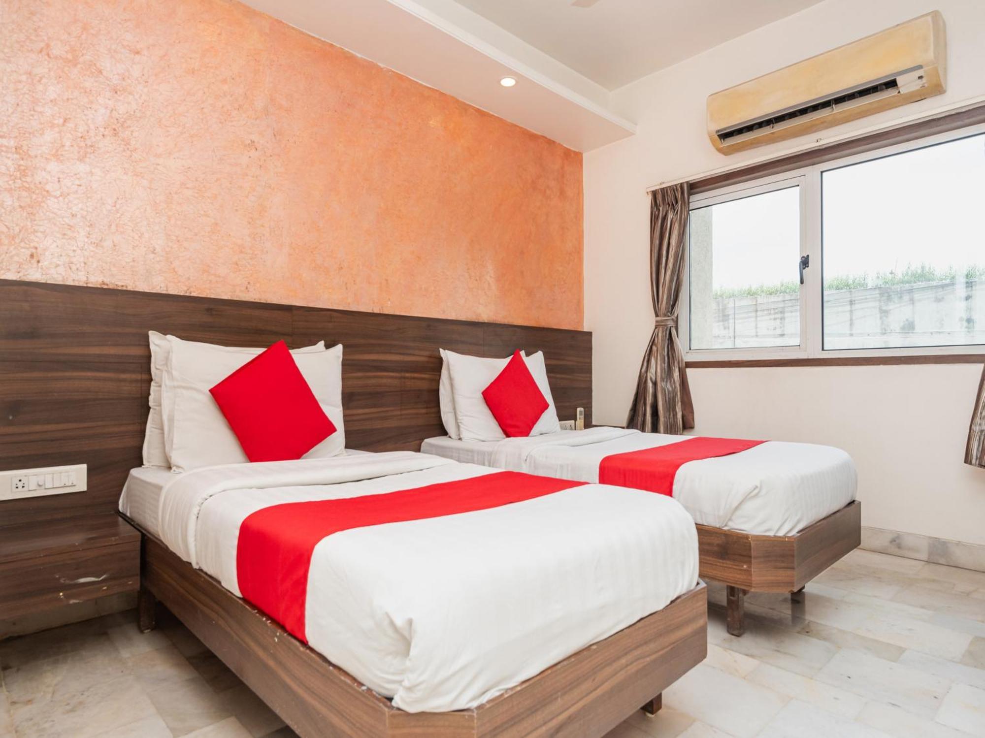Hotel Balwas Surat Bagian luar foto