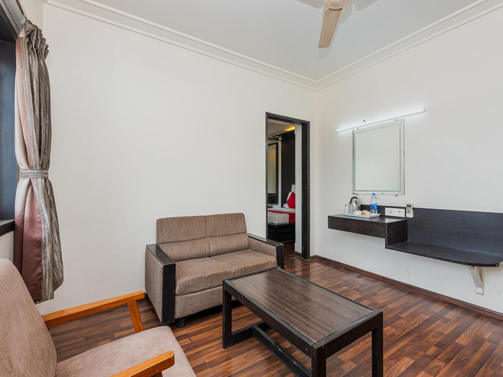 Hotel Balwas Surat Bagian luar foto