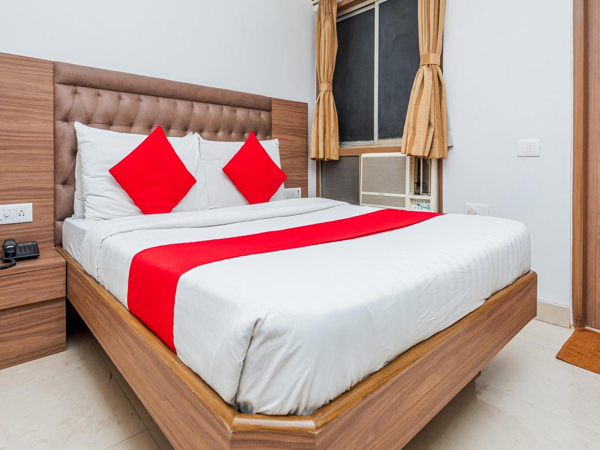 Hotel Balwas Surat Bagian luar foto