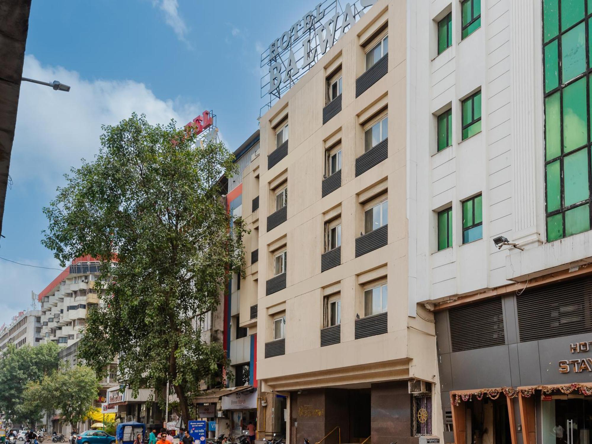 Hotel Balwas Surat Bagian luar foto