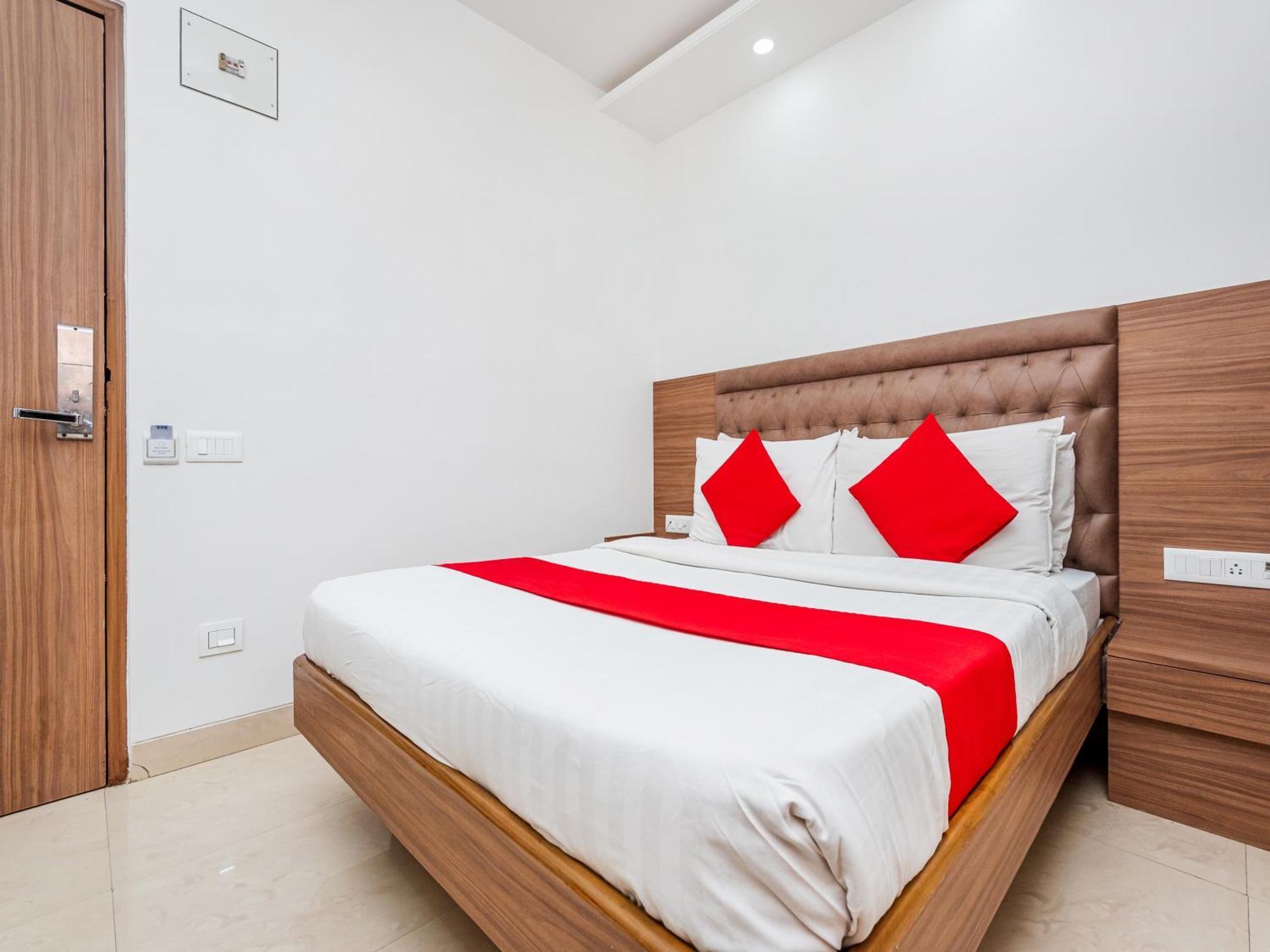 Hotel Balwas Surat Bagian luar foto