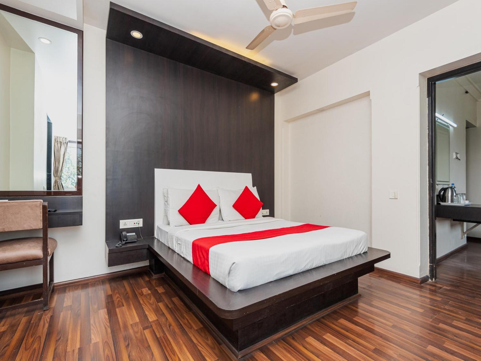 Hotel Balwas Surat Bagian luar foto