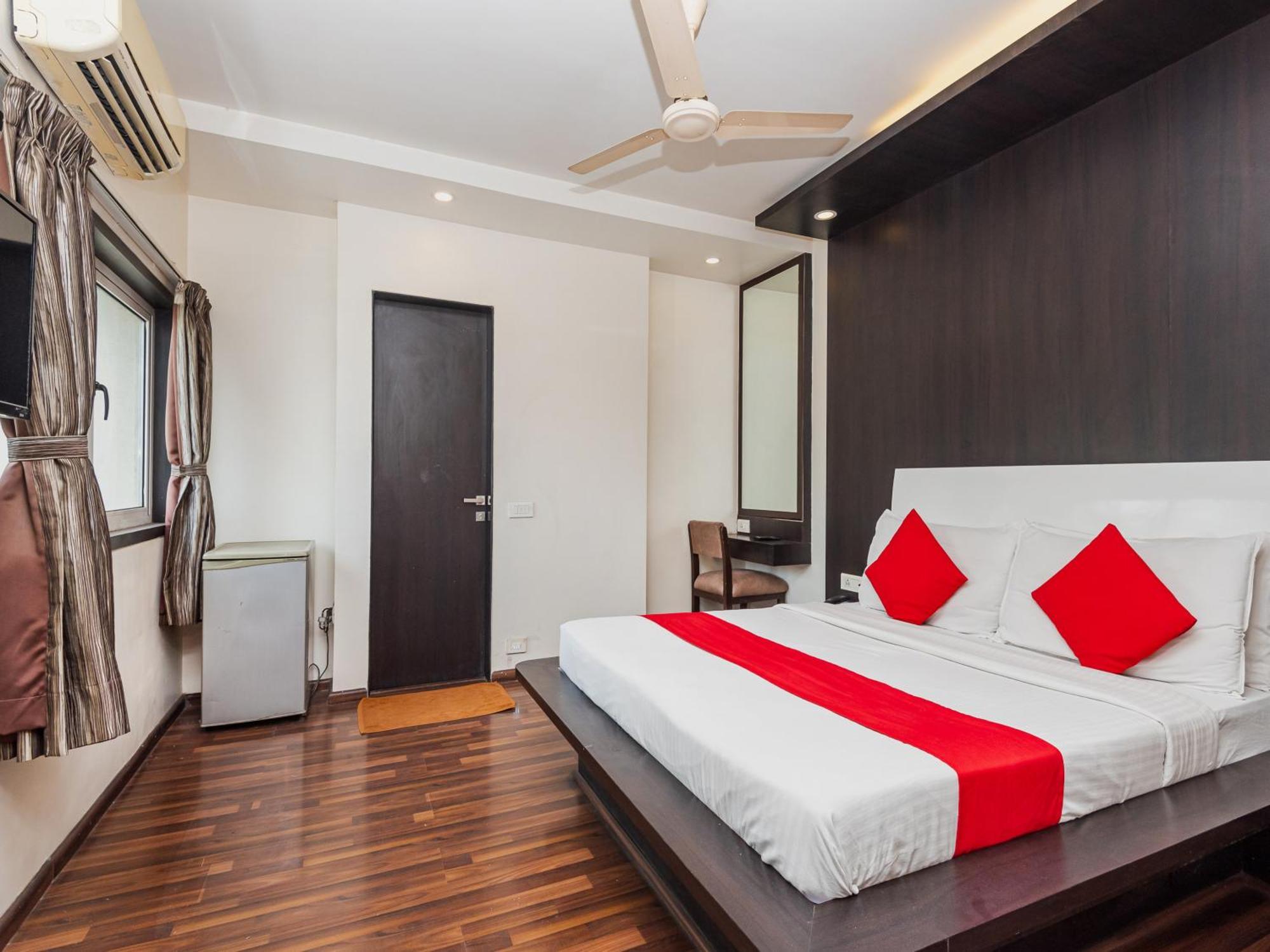 Hotel Balwas Surat Bagian luar foto
