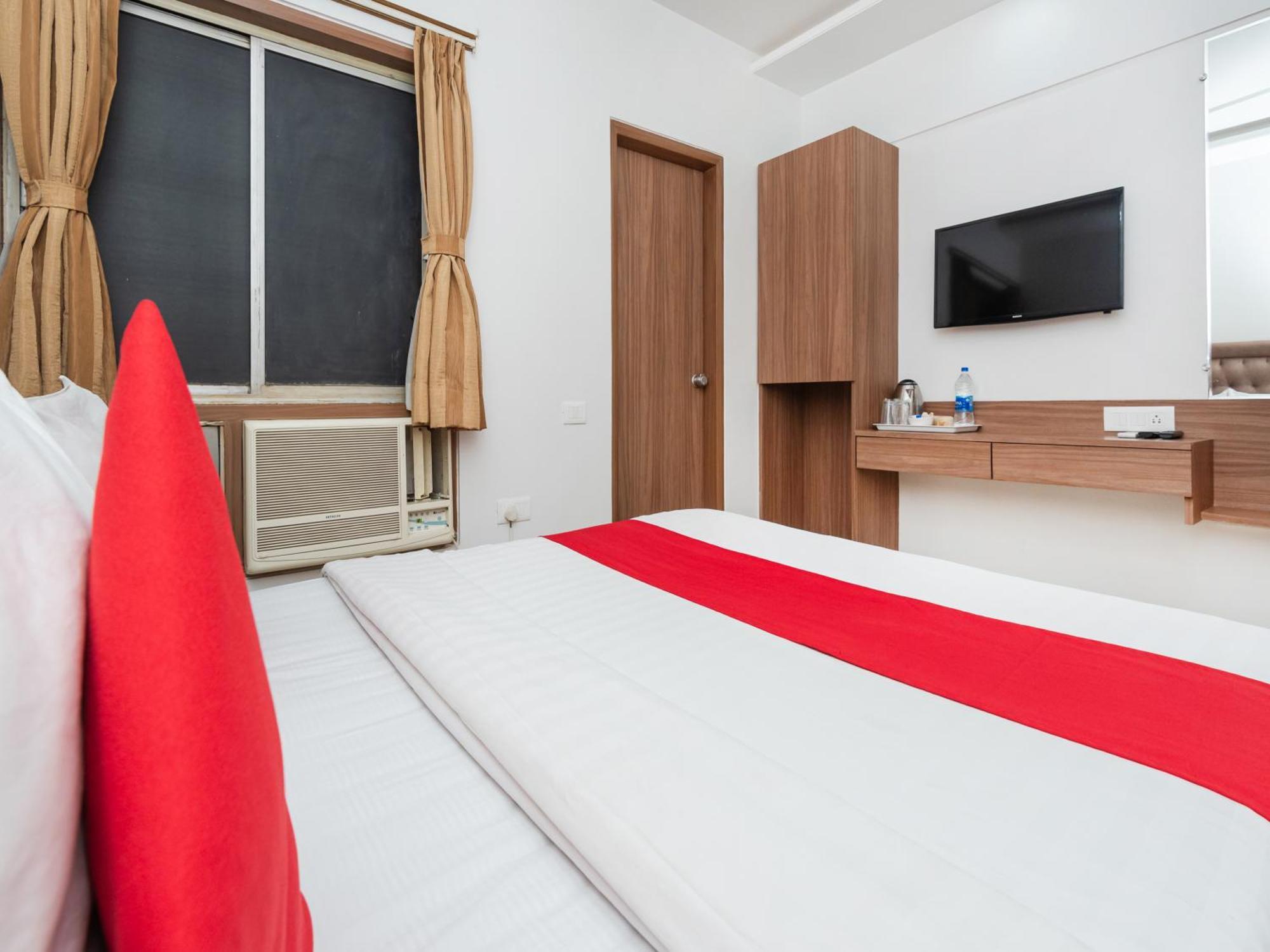 Hotel Balwas Surat Bagian luar foto