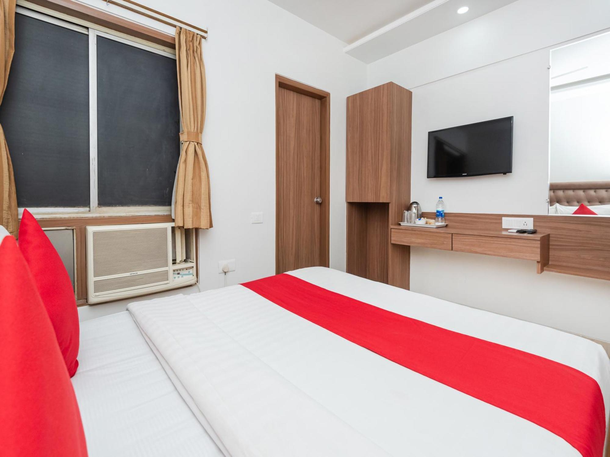 Hotel Balwas Surat Bagian luar foto