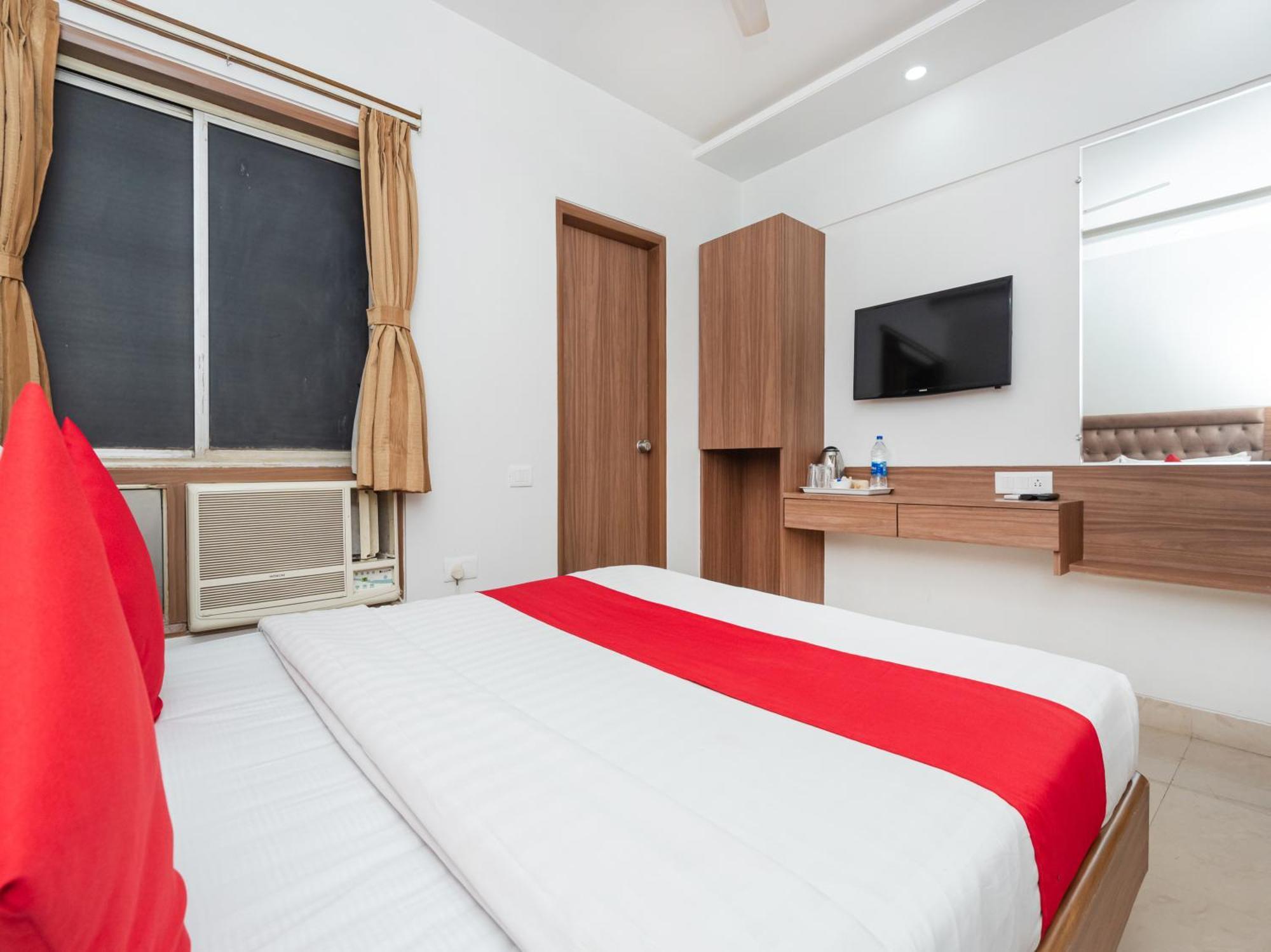 Hotel Balwas Surat Bagian luar foto