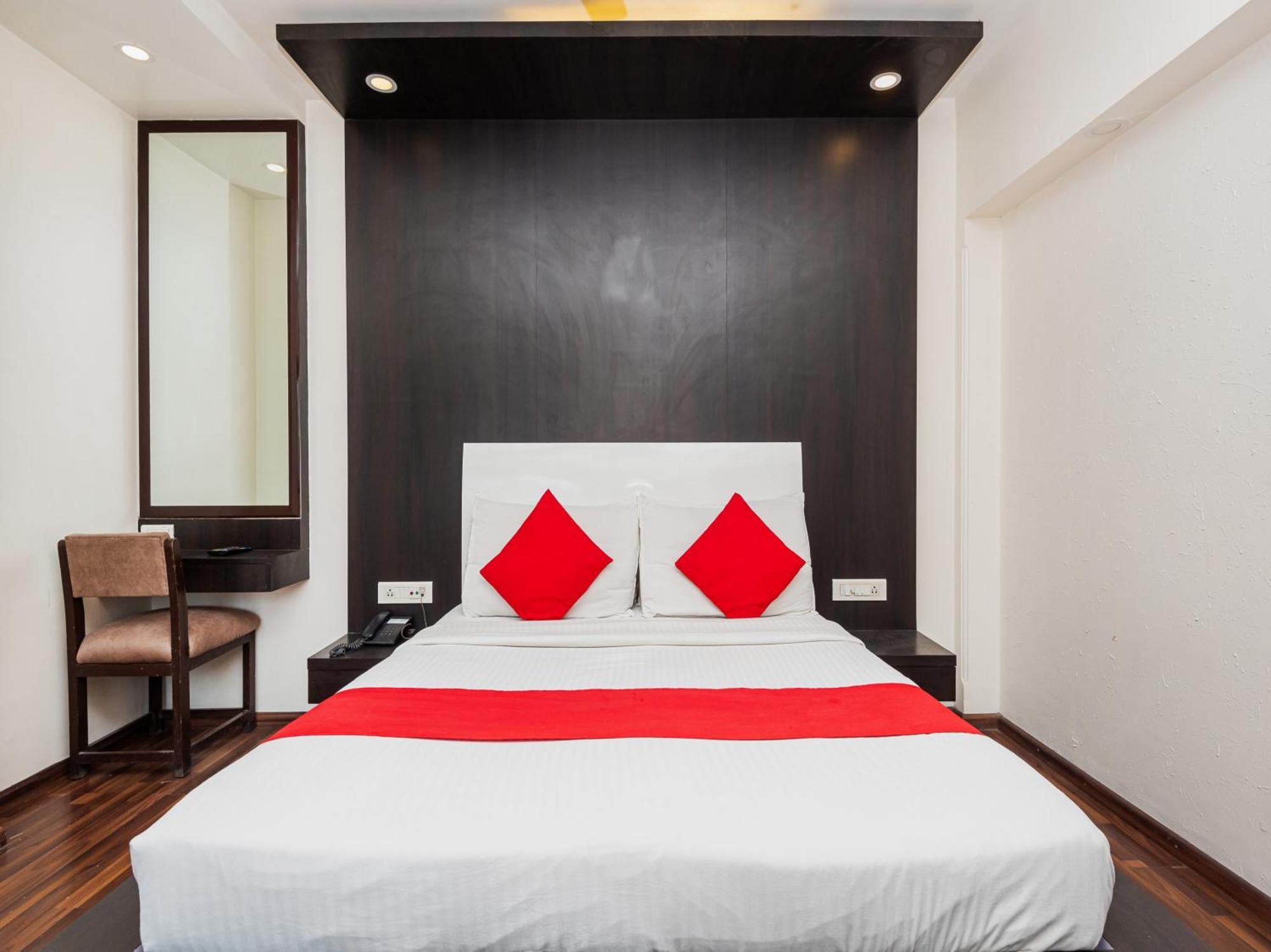 Hotel Balwas Surat Bagian luar foto