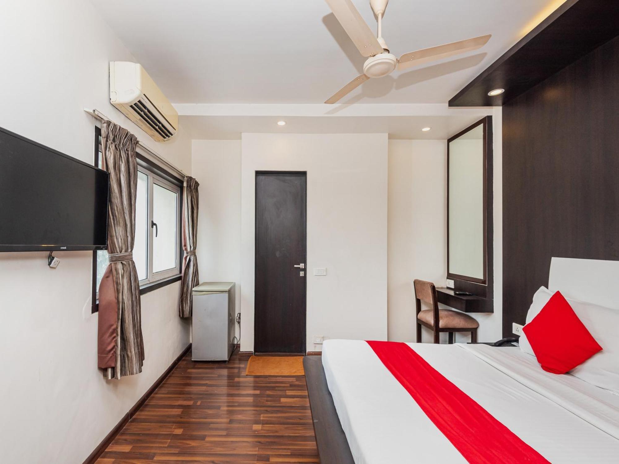 Hotel Balwas Surat Bagian luar foto