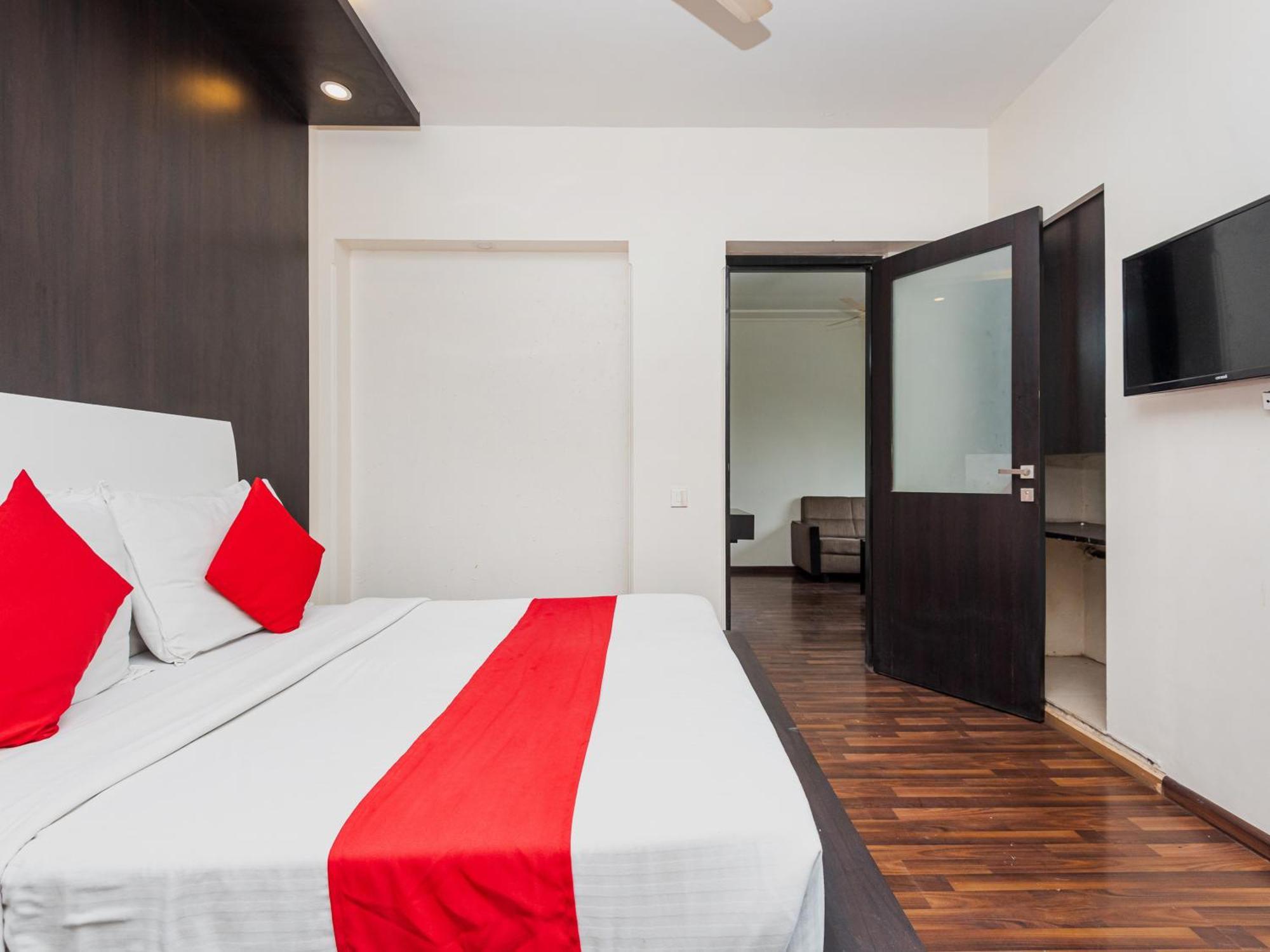 Hotel Balwas Surat Bagian luar foto