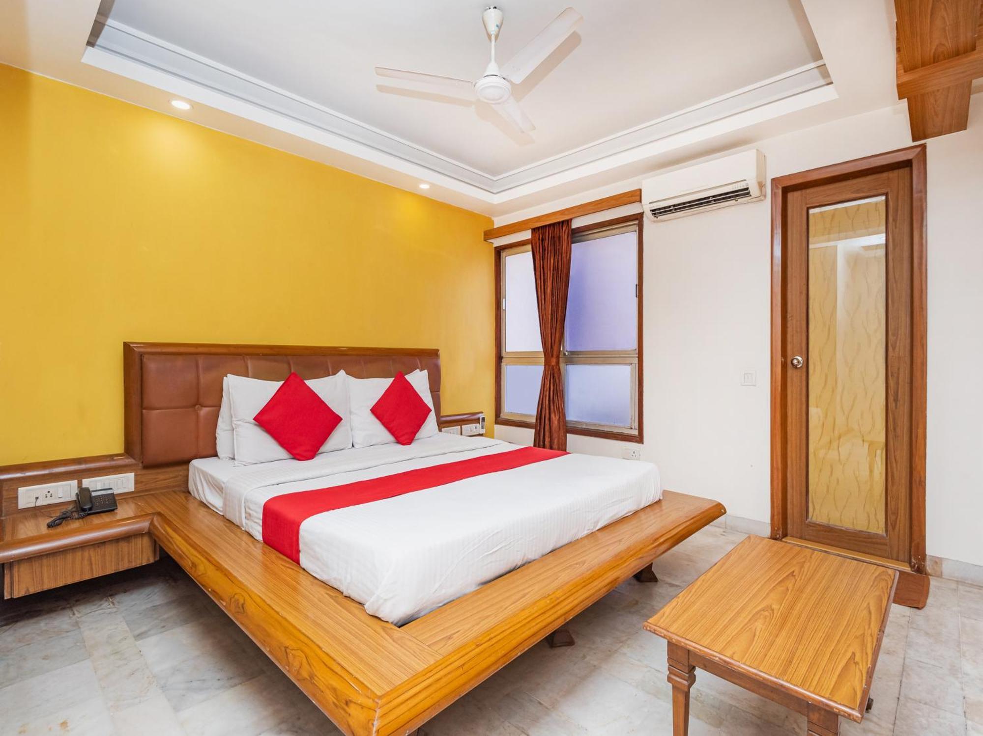Hotel Balwas Surat Bagian luar foto